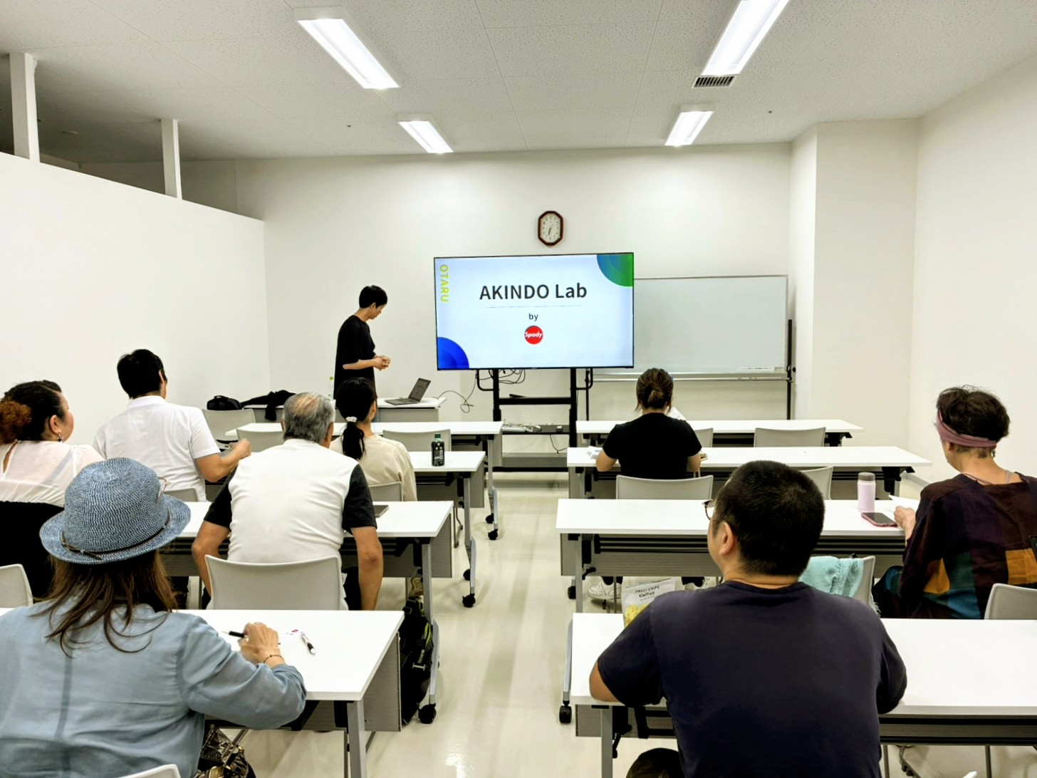 AKINDO Labの勉強会で学ぶ参加者の様子
