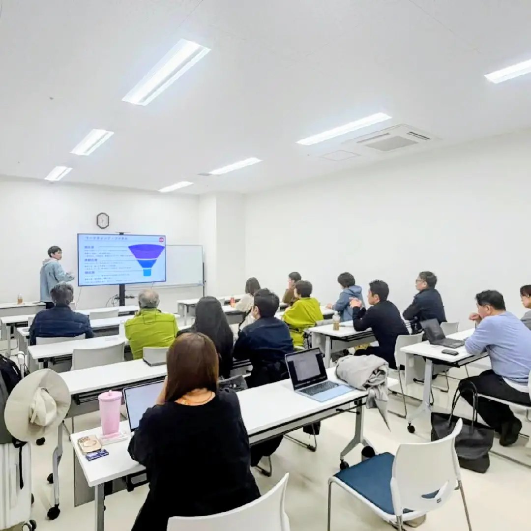 少人数でスライドを見ながら学ぶ勉強会の様子